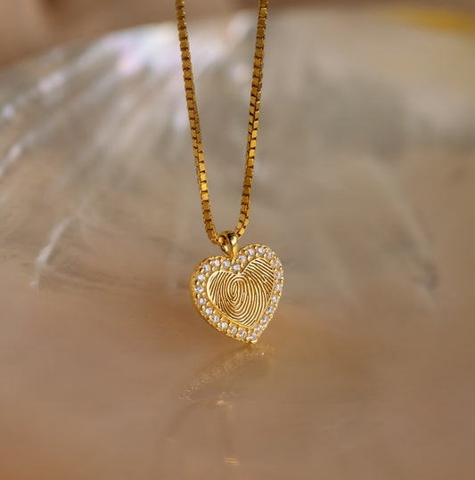 Collar de corazón con huella dactilar pavé