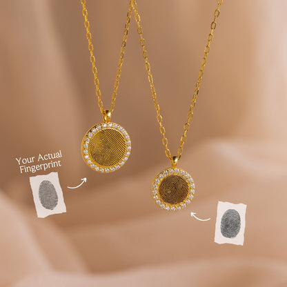 Collar con monedas y huellas dactilares pavé