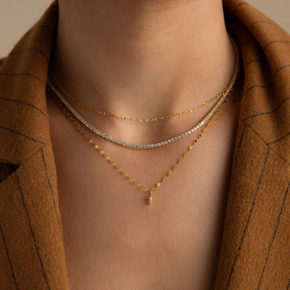 Delicado collar con colgante de marquesa