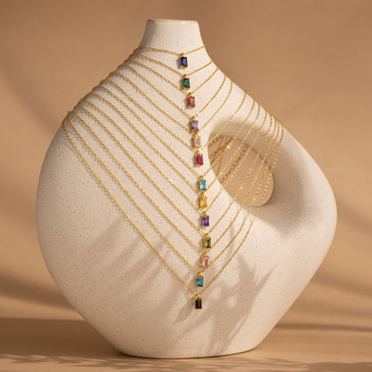 Collar con piedra de nacimiento de corte esmeralda 