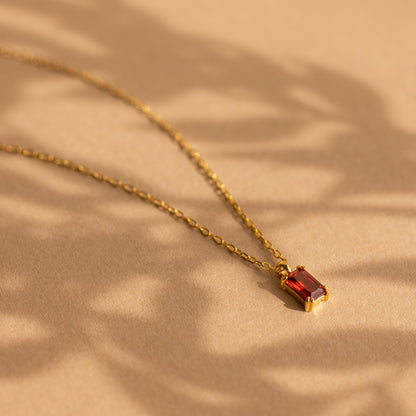 Collar con piedra de nacimiento de corte esmeralda 