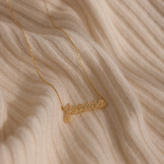 Collar con escritura a mano en pavé