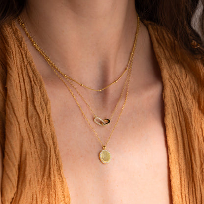 Collar con monedas y huellas dactilares pavé