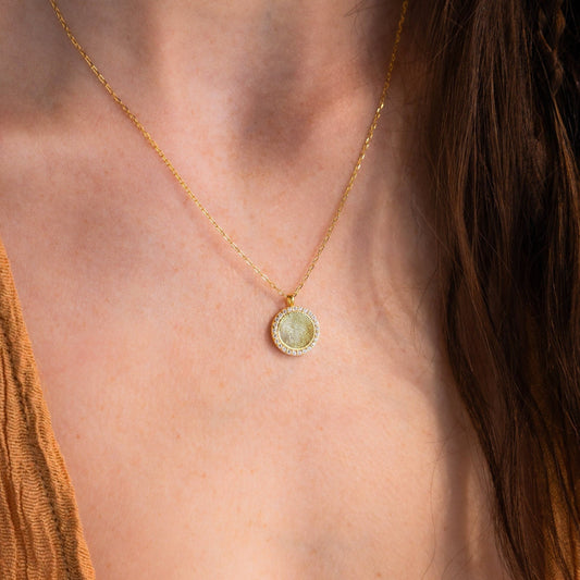 Collar con monedas y huellas dactilares pavé