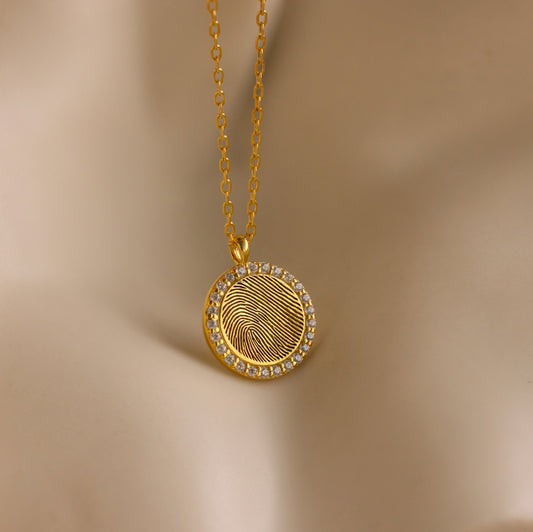 Collar con monedas y huellas dactilares pavé