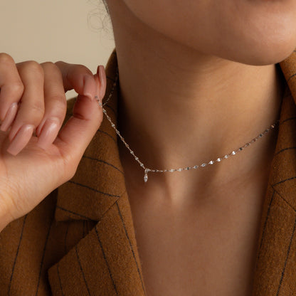 Delicado collar con colgante de marquesa