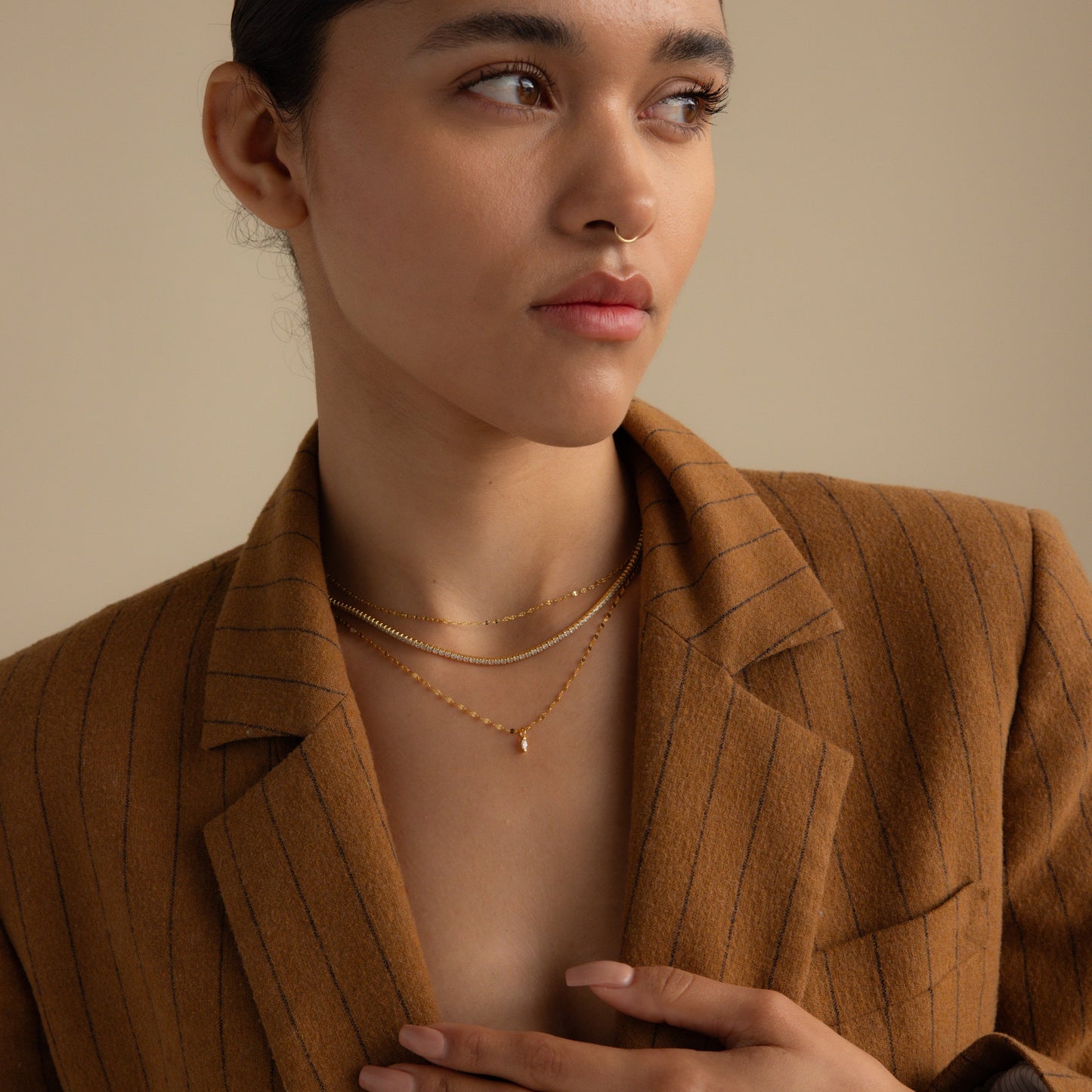 Delicado collar con colgante de marquesa