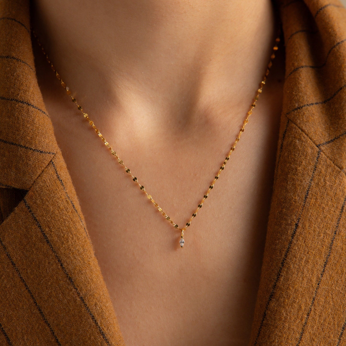 Delicado collar con colgante de marquesa