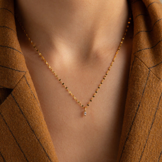 Delicado collar con colgante de marquesa