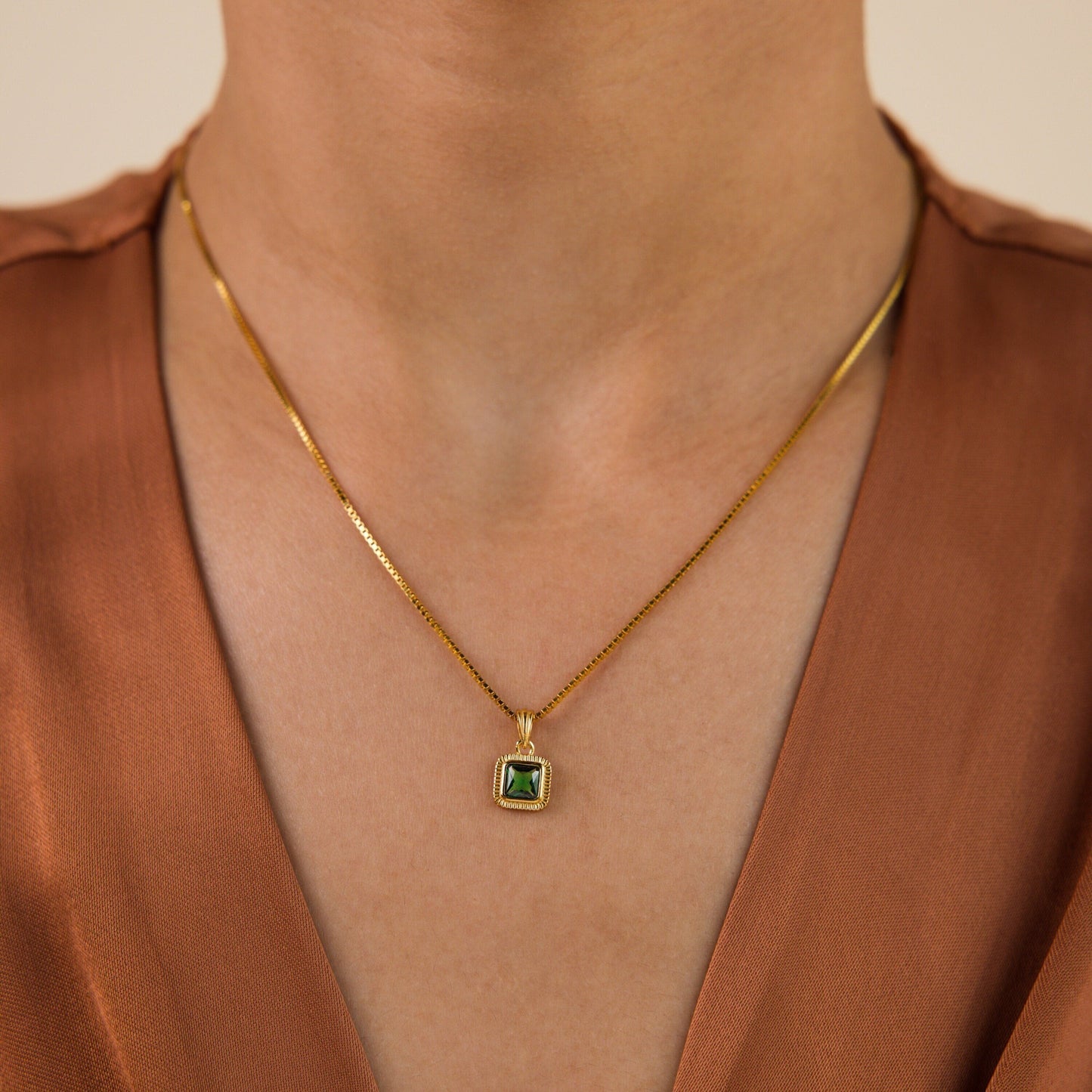 Collar vintage con colgante de esmeralda