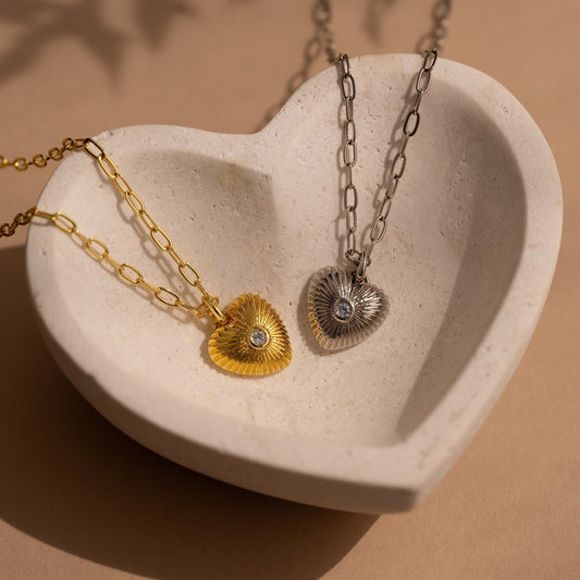 Collar de corazón con nervaduras de diamantes 