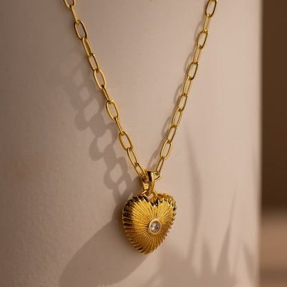 Collar de corazón con nervaduras de diamantes 