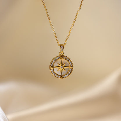 Collar de brújula con perla pavé