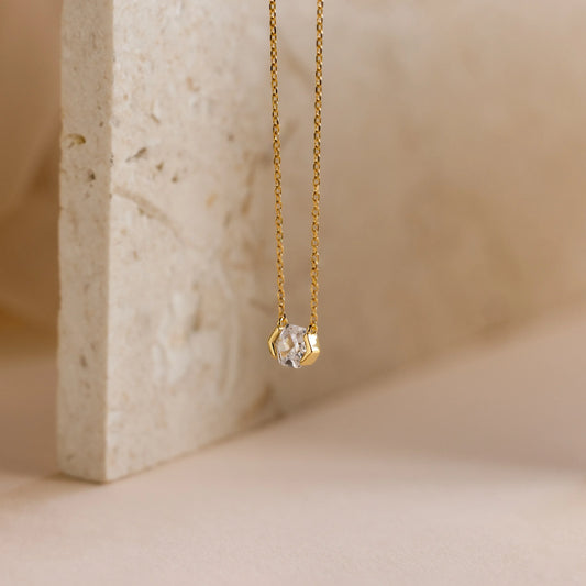 Collar de diamantes hexagonales encapsulados