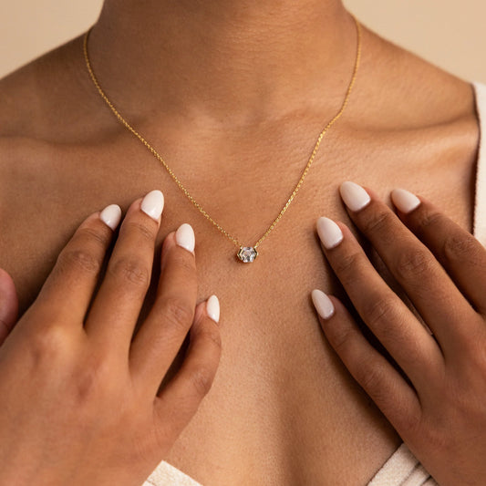 Collar de diamantes hexagonales encapsulados