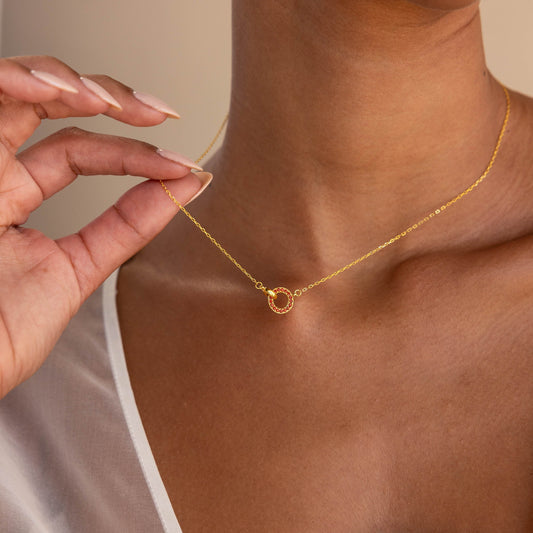 Collar con piedras de nacimiento entrelazadas