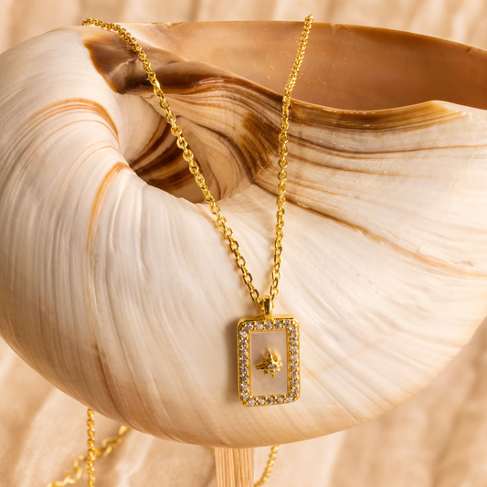 Collar de estrella del norte con perla pavé