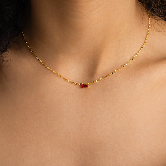 Collar cónico con piedra de nacimiento en forma de baguette