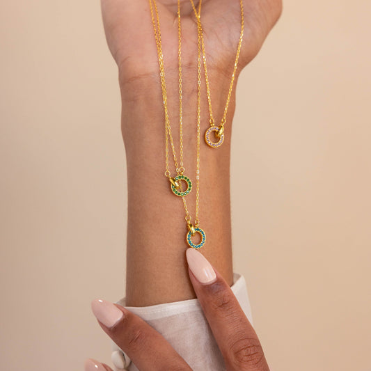 Collar con piedras de nacimiento entrelazadas