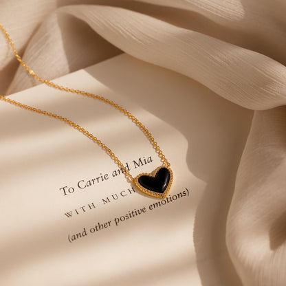 Collar de corazón abullonado con ónix pavé