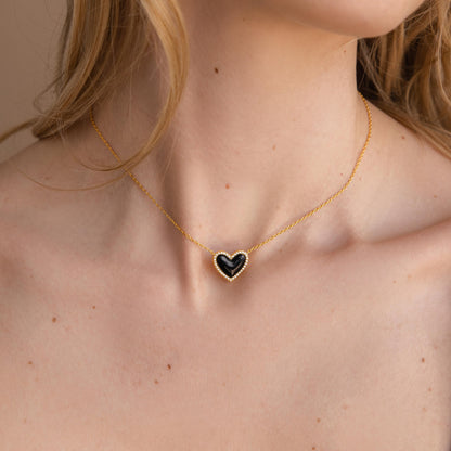Collar de corazón abullonado con ónix pavé