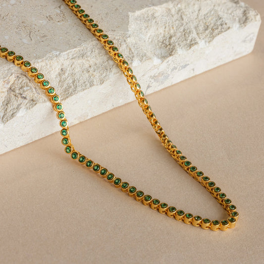Collar de tenis con bisel de esmeralda