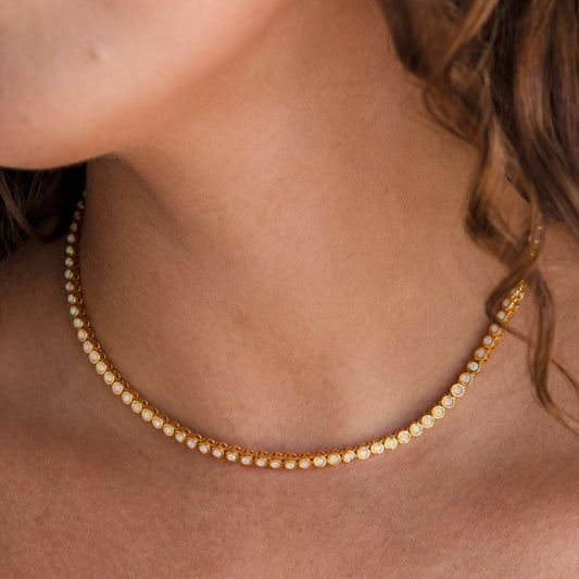 Collar de tenis con bisel de ópalo