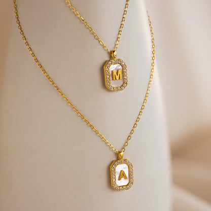 Collar con inicial de perla pavé