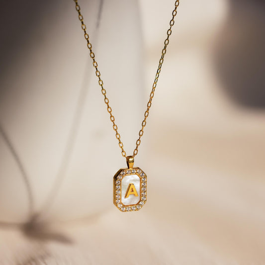Collar con inicial de perla pavé