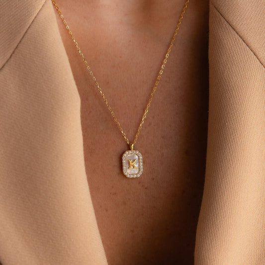 Collar con inicial de perla pavé