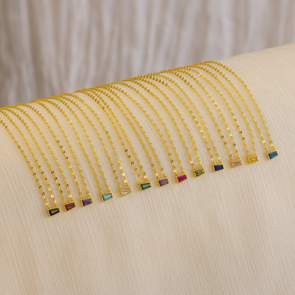 Collar cónico con piedra de nacimiento en forma de baguette