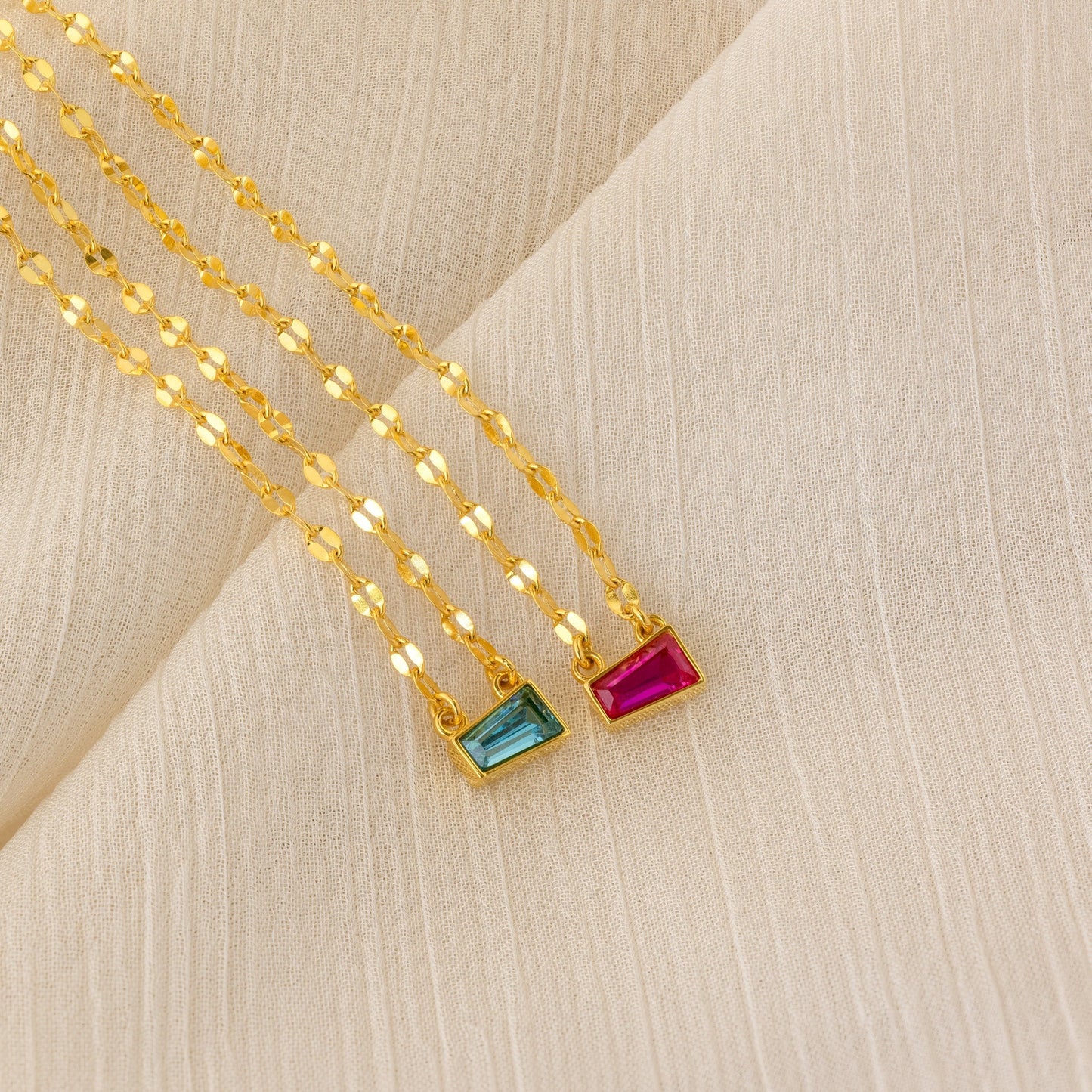 Collar cónico con piedra de nacimiento en forma de baguette