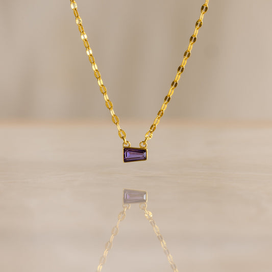Collar cónico con piedra de nacimiento en forma de baguette
