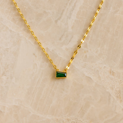 Collar cónico con piedra de nacimiento en forma de baguette