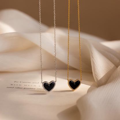 Collar de corazón abullonado con ónix pavé