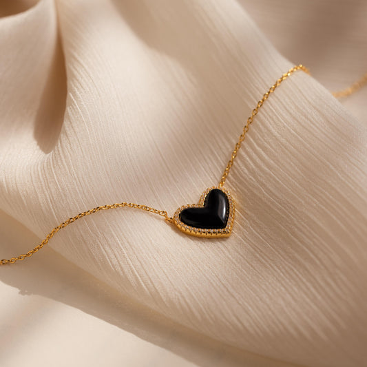 Collar de corazón abullonado con ónix pavé