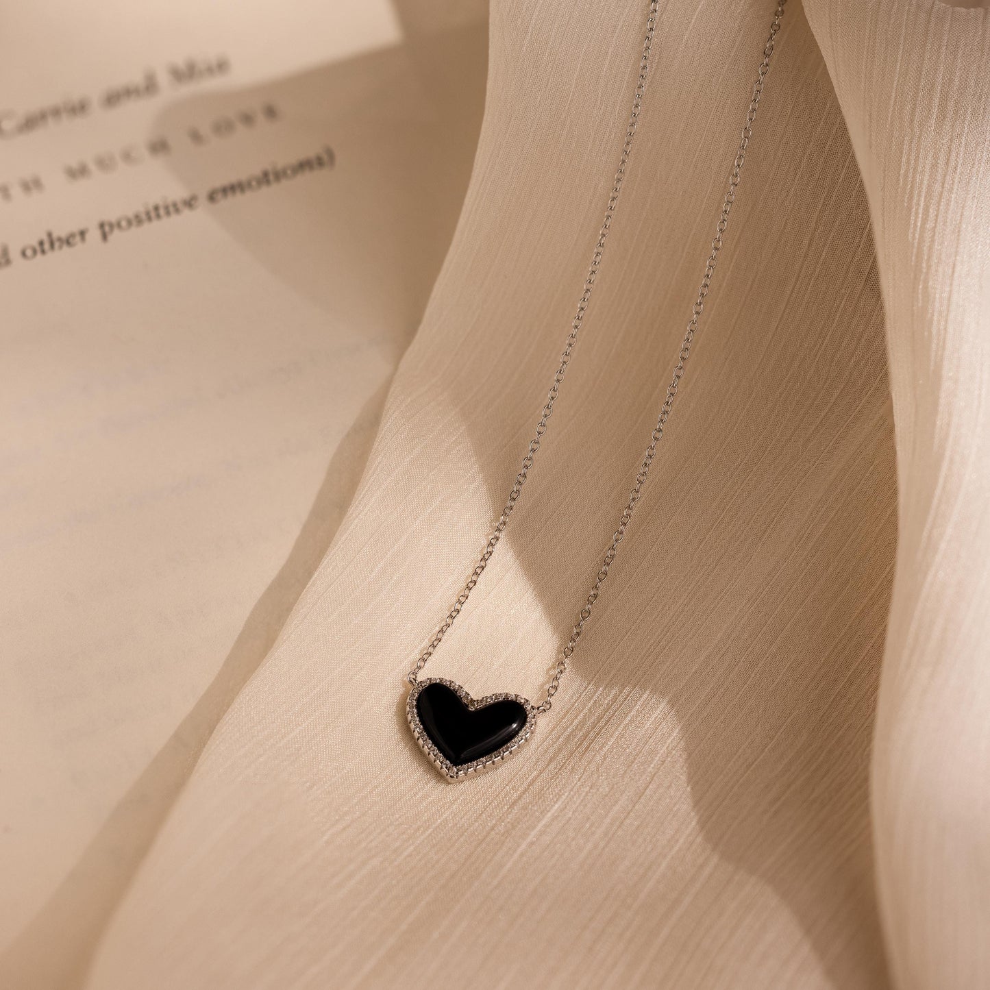 Collar de corazón abullonado con ónix pavé