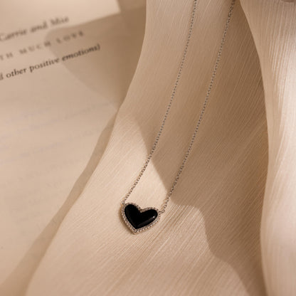 Collar de corazón abullonado con ónix pavé
