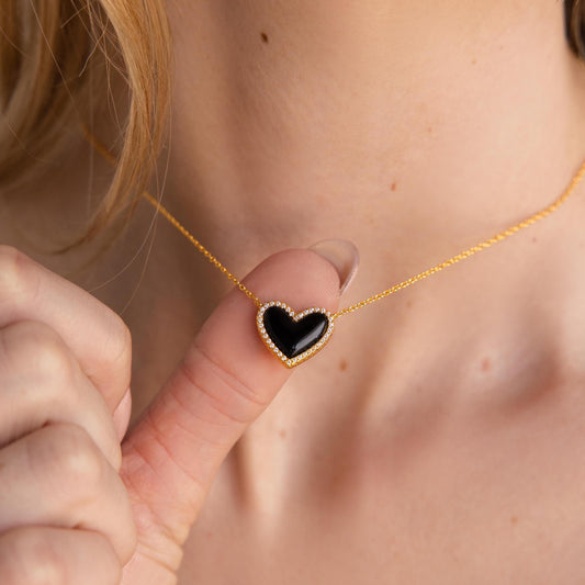 Collar de corazón abullonado con ónix pavé