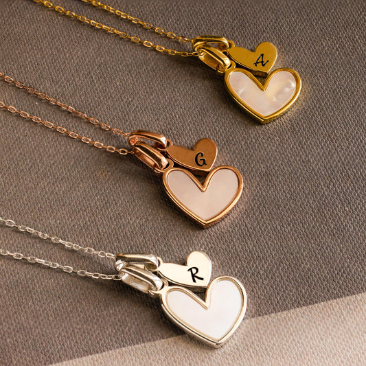 Elegante collar de corazón con inicial de perla