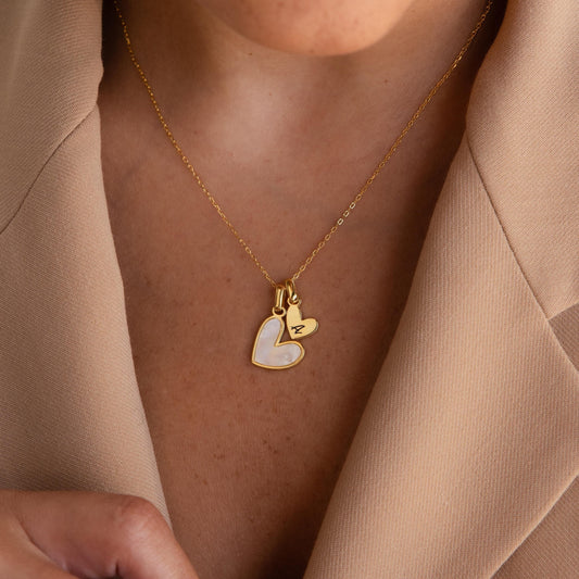 Elegante collar de corazón con inicial de perla