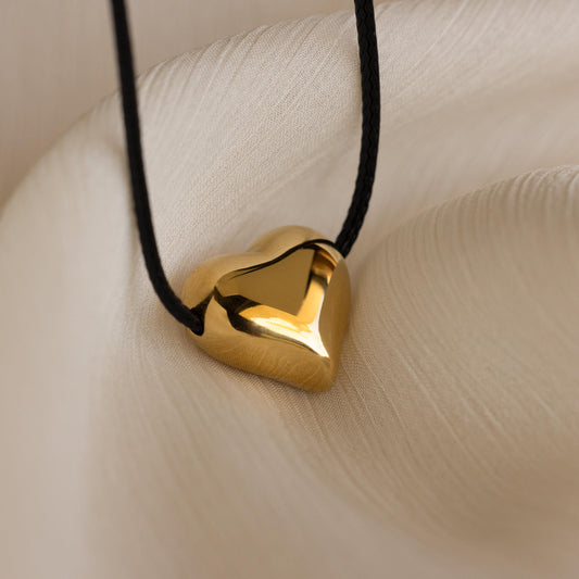 Collar de corazón abullonado grueso