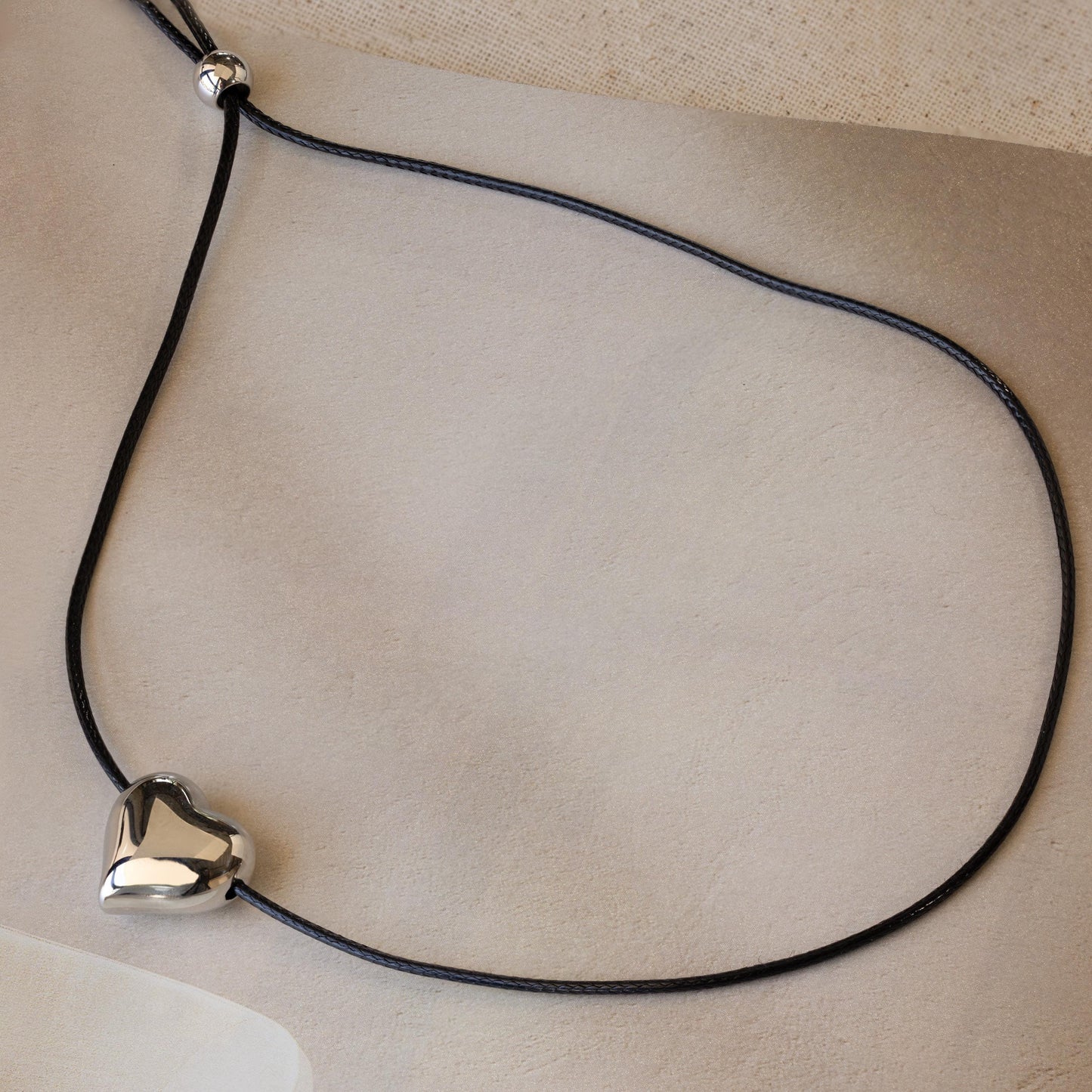 Collar de corazón abullonado grueso