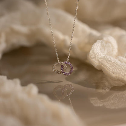 Collar con dos piedras de nacimiento entrelazadas