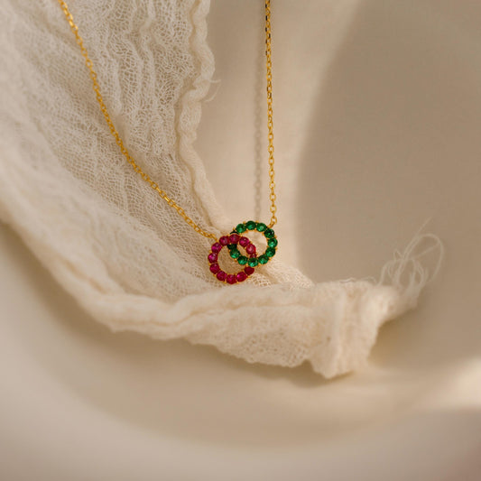 Collar con dos piedras de nacimiento entrelazadas