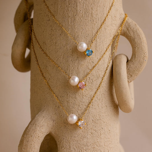Collar de perlas y piedras de nacimiento