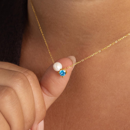 Collar de perlas y piedras de nacimiento