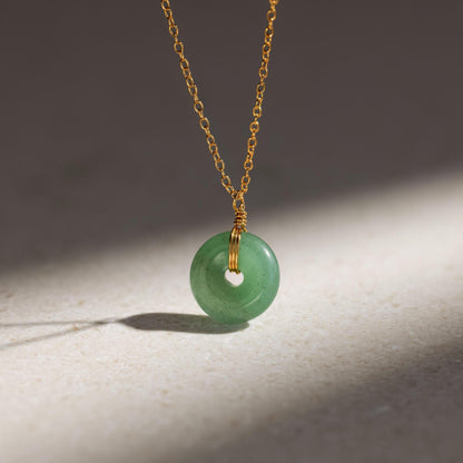 Collar con colgante de jade redondo