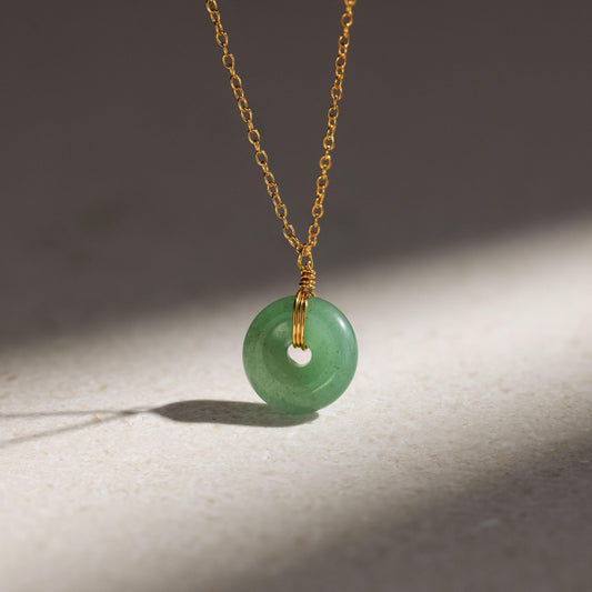 Collar con colgante de jade redondo