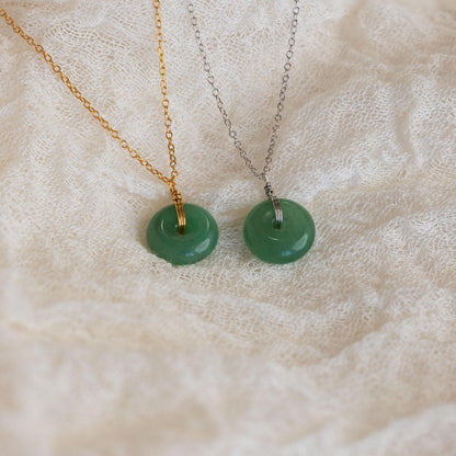 Collar con colgante de jade redondo